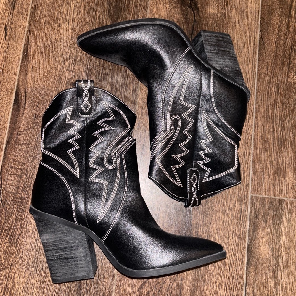Women’s size 9 black Dolce Vita cowboy boot short